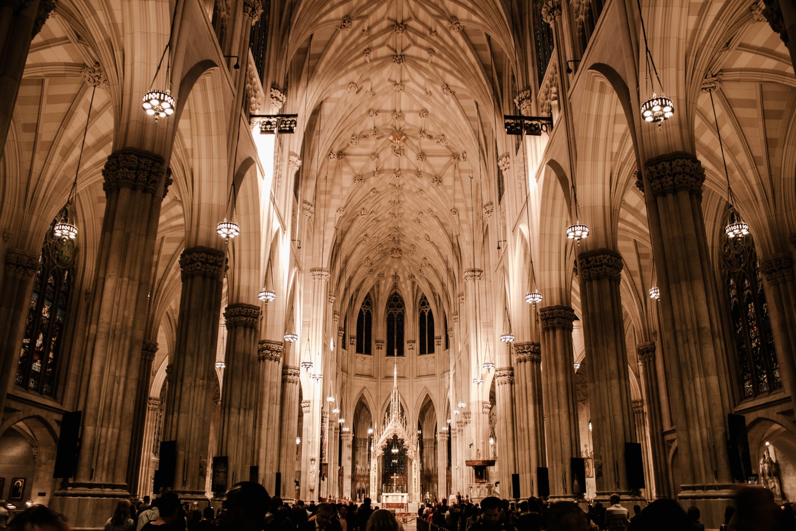 Église avec vitraux et poutres